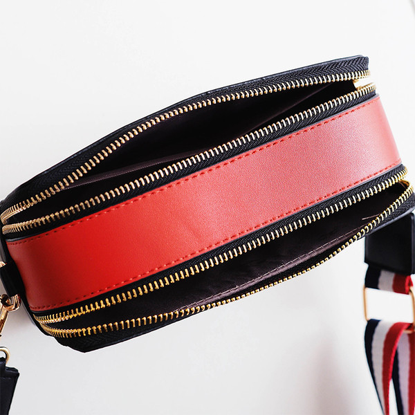 Лятна дамска чанта с бродерия и с цветна дръжка