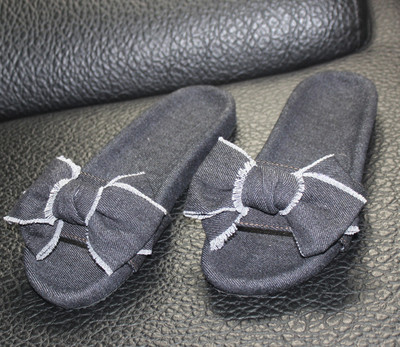 Γυναικείες  πανέμορφες παντόφλες με ενδιαφέρουσα και κομψή κορδέλα