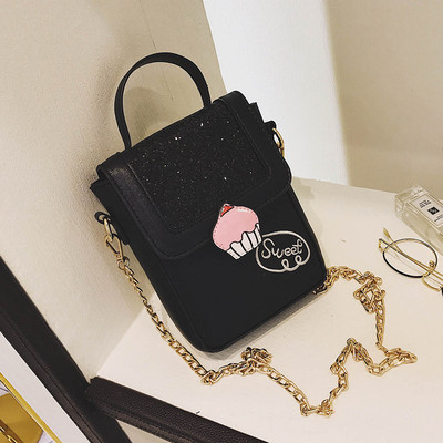 Стилна дамска чанта с метална дръжка и лъскави части