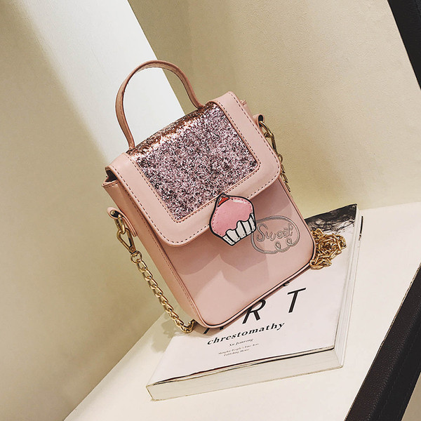 Стилна дамска чанта с метална дръжка и лъскави части