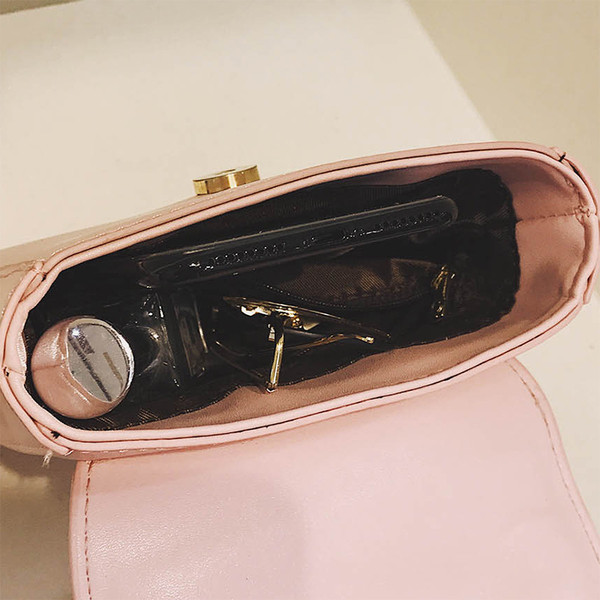 Стилна дамска чанта с метална дръжка и лъскави части