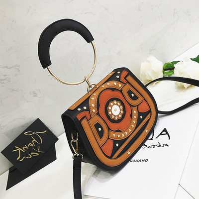 Много красива дамска малка чанта с кръгла метална дръжка и в четири цвята