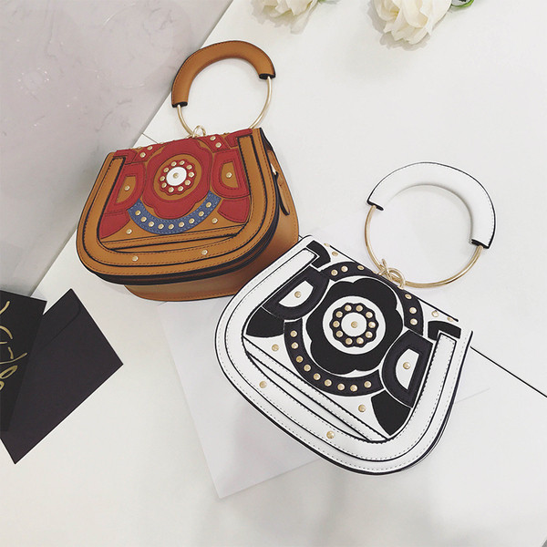 Много красива дамска малка чанта с кръгла метална дръжка и в четири цвята