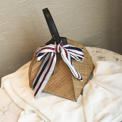 Свежа дамска чанта в интересна форма с кръгла дръжка и панделка