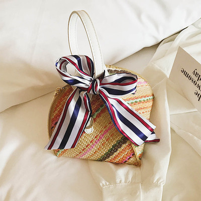 Свежа дамска чанта в интересна форма с кръгла дръжка и панделка