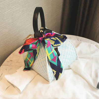 Свежа дамска чанта в интересна форма с кръгла дръжка и панделка