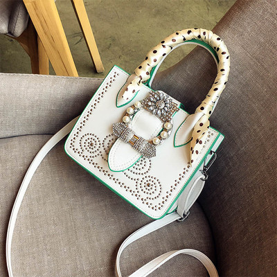 Много красива дамска чанта с два вида дръжки, в бял и черен цвят