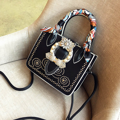 Много красива дамска чанта с два вида дръжки, в бял и черен цвят