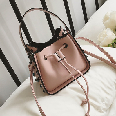 Дамска чанта за дамите с метална декорация в три цвята