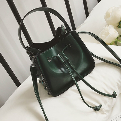 Дамска чанта за дамите с метална декорация в три цвята