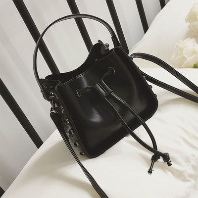 Дамска чанта за дамите с метална декорация в три цвята