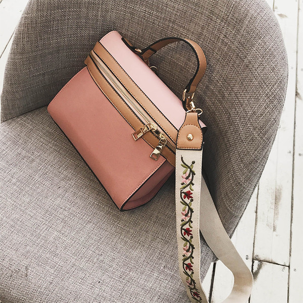 Модерна дамска чанта в два цвята с широка дръжка с бродерия