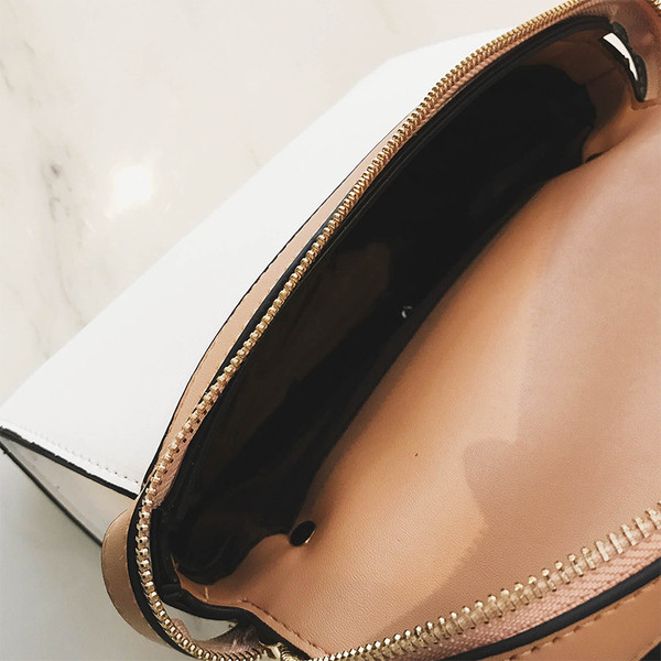 Модерна дамска чанта в два цвята с широка дръжка с бродерия