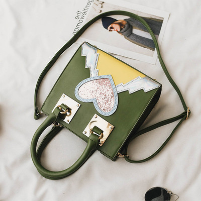 Красива дамска чанта с декорация сърце, в черен, зелен и розов цвят