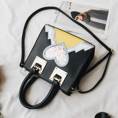 Красива дамска чанта с декорация сърце, в черен, зелен и розов цвят