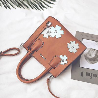 Ежедневна дамска чанта с бродерия и два вида дръжки