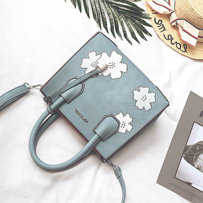 Ежедневна дамска чанта с бродерия и два вида дръжки