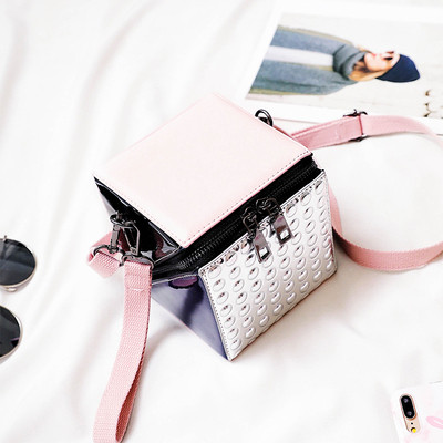 Стилна дамска чанта в квадратна форма в два цвята