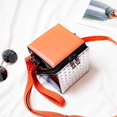 Стилна дамска чанта в квадратна форма в два цвята