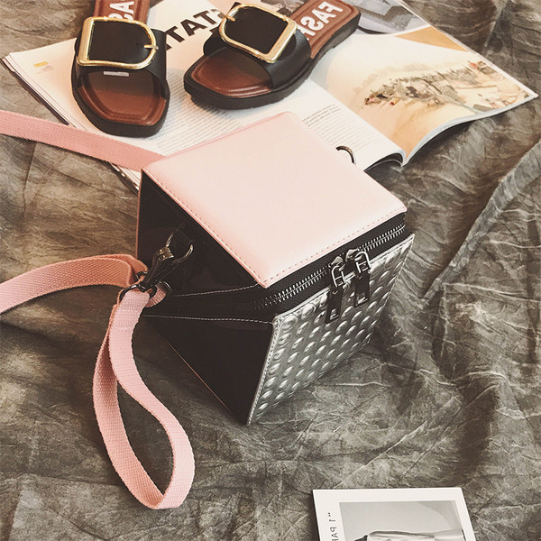 Стилна дамска чанта в квадратна форма в два цвята