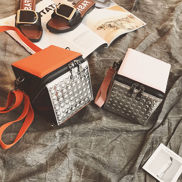 Стилна дамска чанта в квадратна форма в два цвята