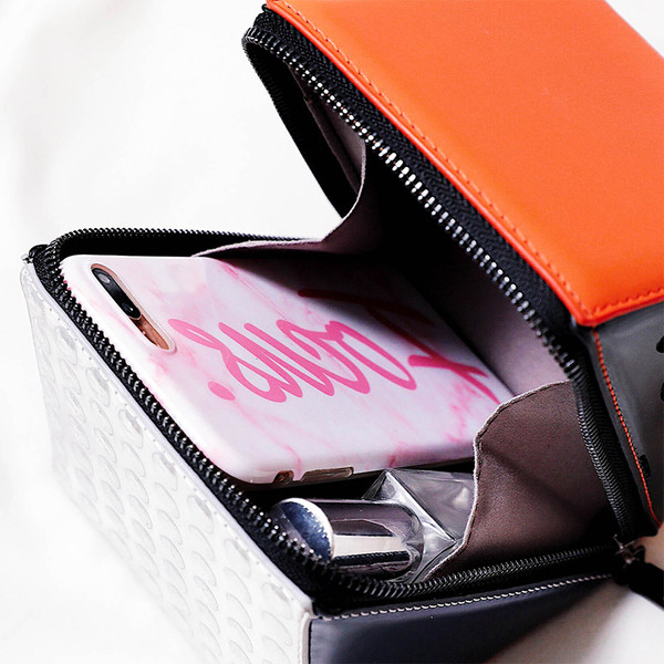 Стилна дамска чанта в квадратна форма в два цвята