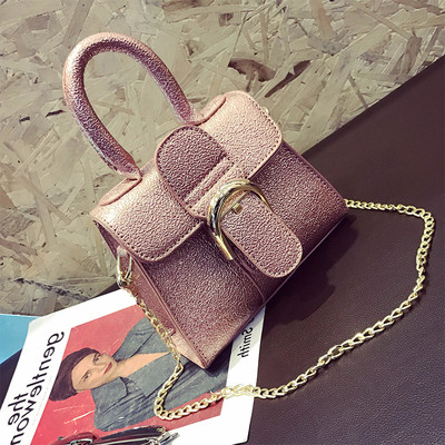 Лъскава дамаска чанта с голяма катарама и метална дръжка, в четири цвята