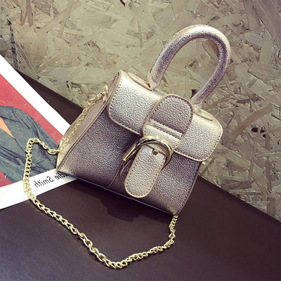 Лъскава дамаска чанта с голяма катарама и метална дръжка, в четири цвята