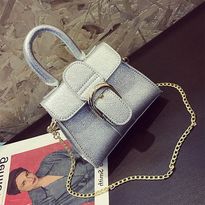 Лъскава дамаска чанта с голяма катарама и метална дръжка, в четири цвята