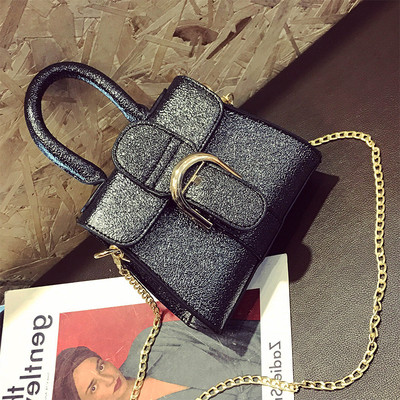 Лъскава дамаска чанта с голяма катарама и метална дръжка, в четири цвята