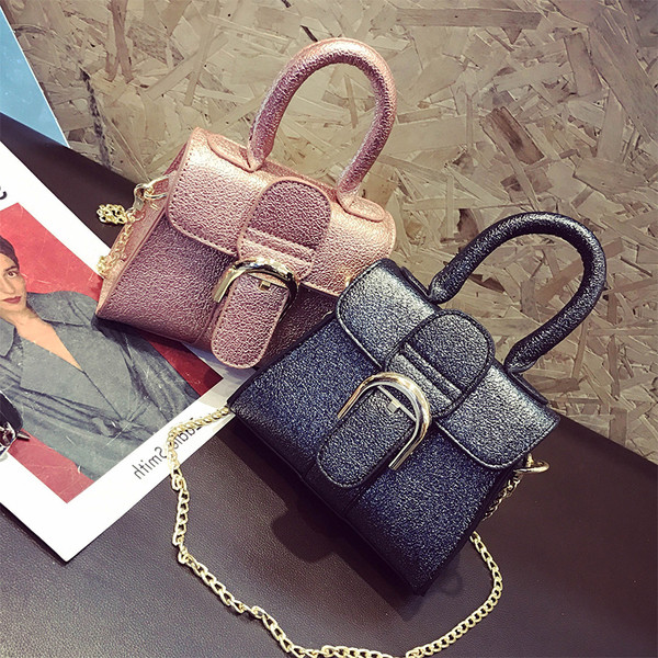 Лъскава дамаска чанта с голяма катарама и метална дръжка, в четири цвята