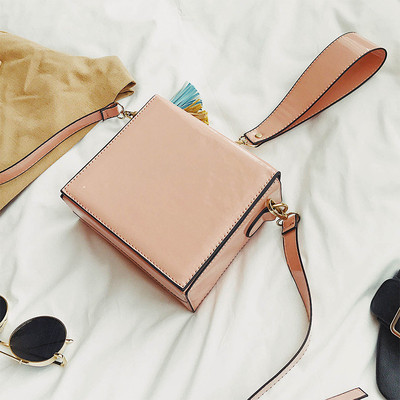 Стилна дамска чанта с пискюл в семпъл модел в три цвята