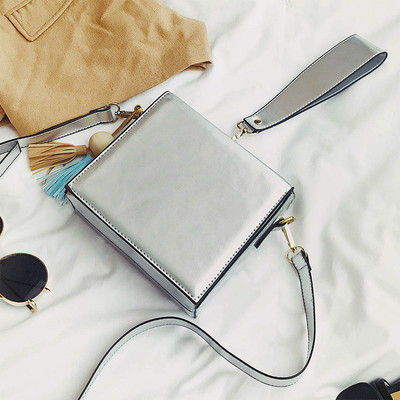 Стилна дамска чанта с пискюл в семпъл модел в три цвята