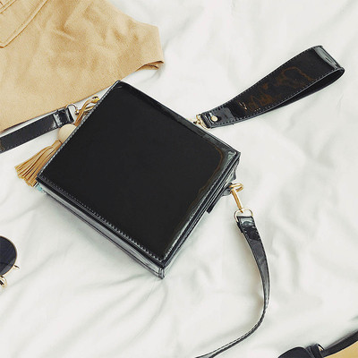 Стилна дамска чанта с пискюл в семпъл модел в три цвята