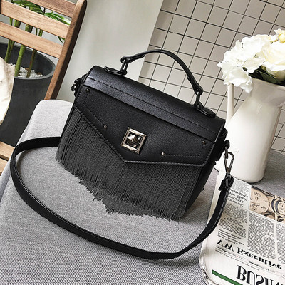 Красива чанта за дамите с метални елементи в три цвята