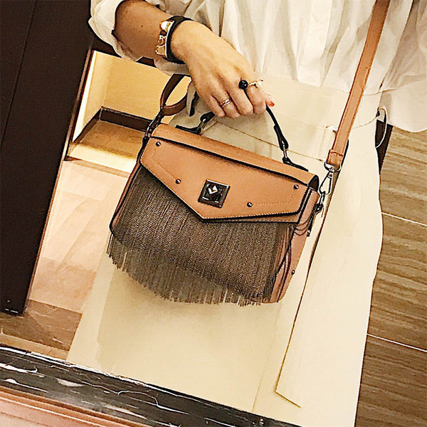 Красива чанта за дамите с метални елементи в три цвята