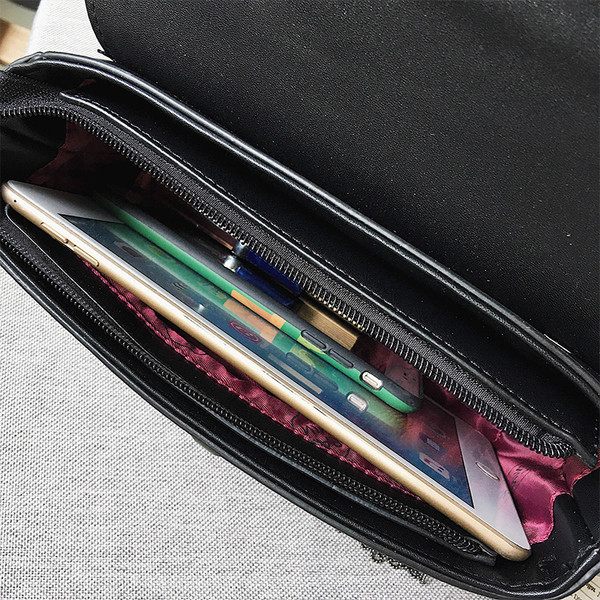 Красива чанта за дамите с метални елементи в три цвята