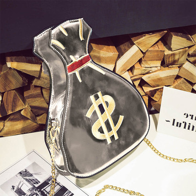 Интересна дамска чанта с бродерия и метална дръжка