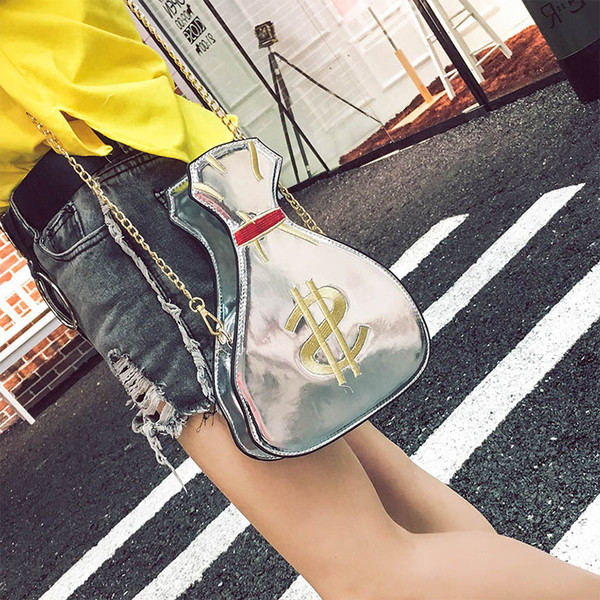 Интересна дамска чанта с бродерия и метална дръжка