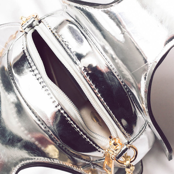 Интересна дамска чанта с бродерия и метална дръжка