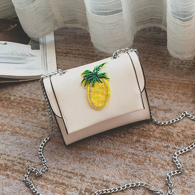 Стилна мини дамска чанта с метална дръжка и декорация ананас