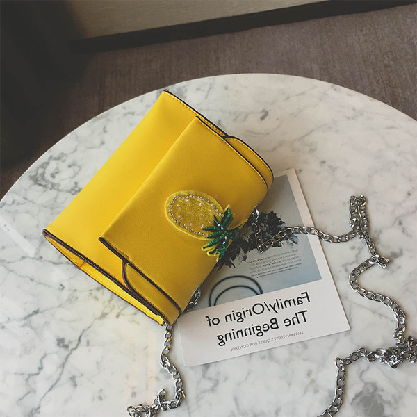 Стилна мини дамска чанта с метална дръжка и декорация ананас