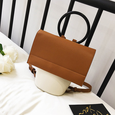 Ένα ενδιαφέρον γυναικείο σακίδιο σε ένα απλό μοντέλο σε τρία χρώματα