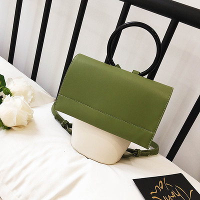 Ένα ενδιαφέρον γυναικείο σακίδιο σε ένα απλό μοντέλο σε τρία χρώματα