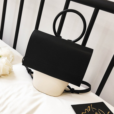 Ένα ενδιαφέρον γυναικείο σακίδιο σε ένα απλό μοντέλο σε τρία χρώματα