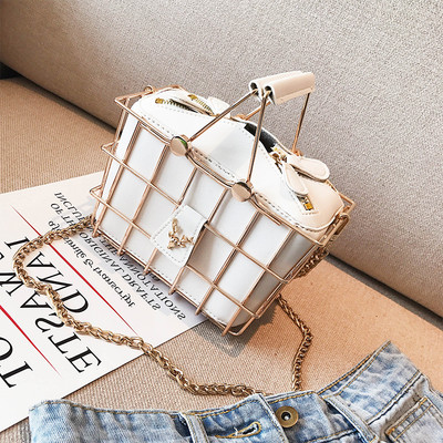 Сладка дамска чанта във формата на кошница с метална дръжка в три цвята