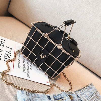 Сладка дамска чанта във формата на кошница с метална дръжка в три цвята