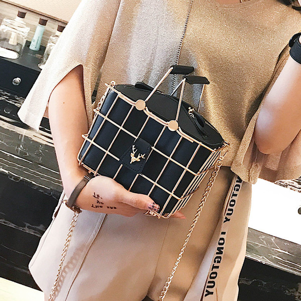 Сладка дамска чанта във формата на кошница с метална дръжка в три цвята