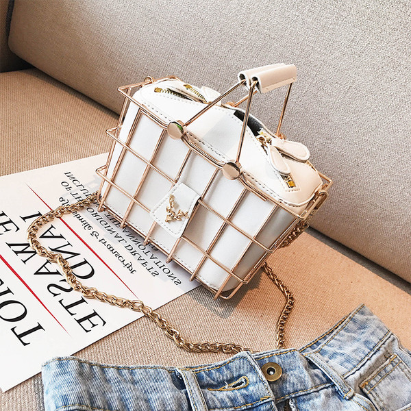 Сладка дамска чанта във формата на кошница с метална дръжка в три цвята