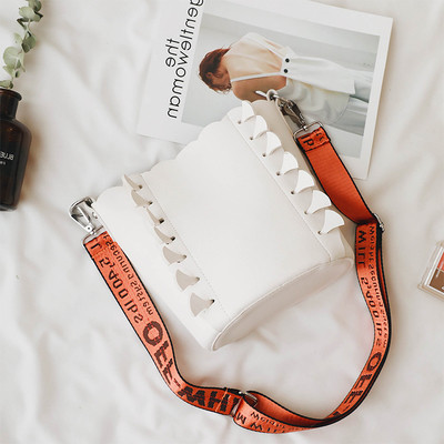 Стилна дамска чанта в изчистен модел с две части с широка цветна дръжка